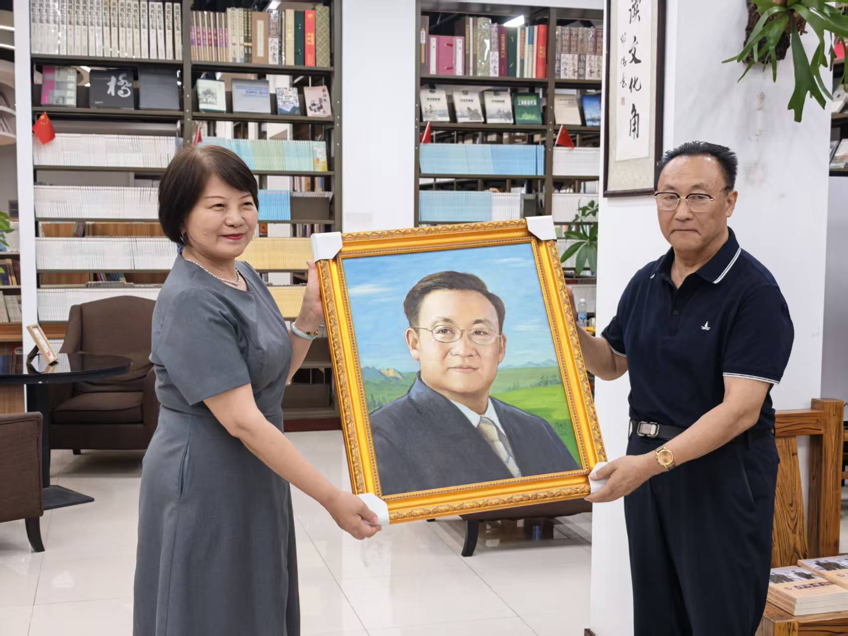 辞赋中华 丹青致敬——全国美术教育家、油画家陈发奎沪上向刘书环赠油画像