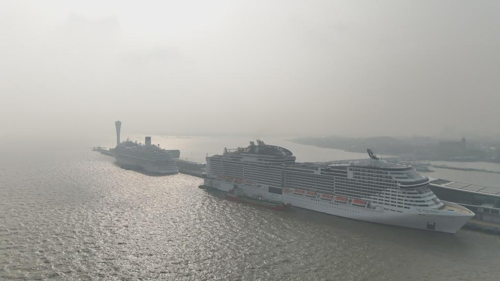 双邮轮同靠上海港 边检助力高效通关