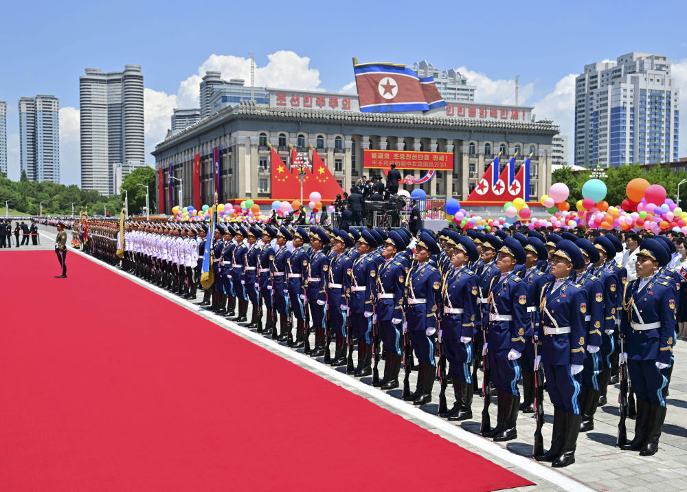 习近平访问朝鲜 朝方举行盛大欢迎仪式