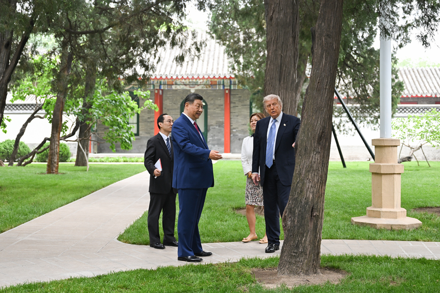 习近平同美国总统特朗普在中南海小范围会晤