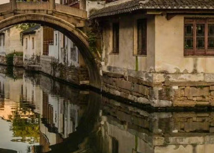 集电影制作、高端品牌策划和运营、网红商业直播服务于一体的专业性服务公司，